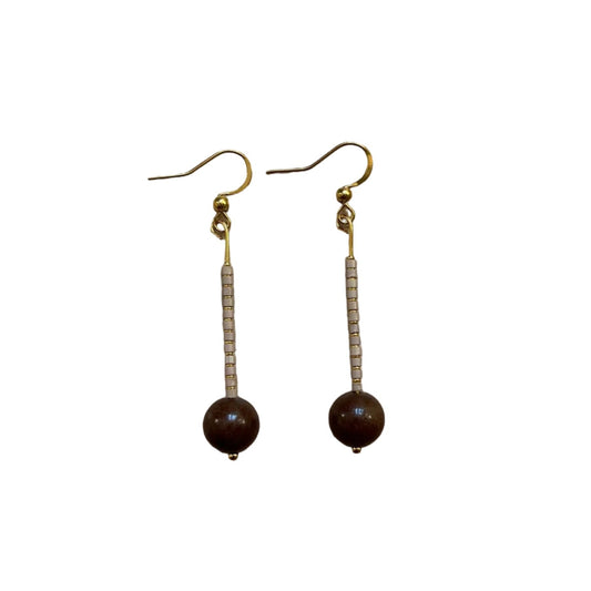 Pendientes Vita Chocolate - jade marrón con cadenita crema dorada