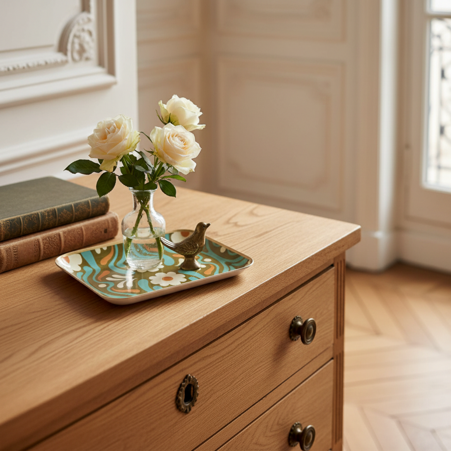 Bandeja estilizada sobre cómoda clara
