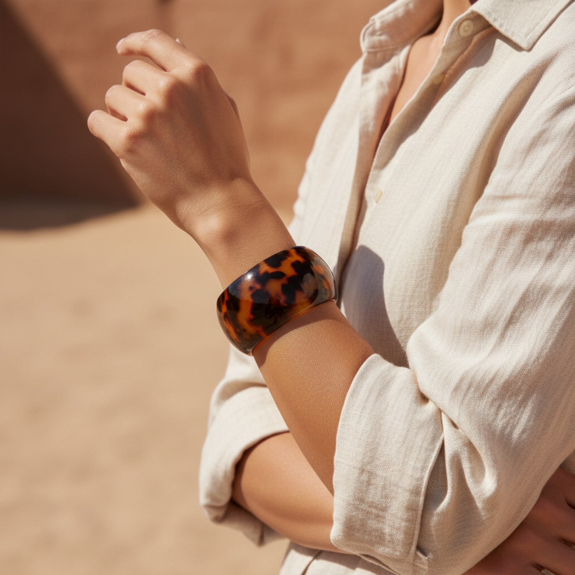 Chica con brazalete carey